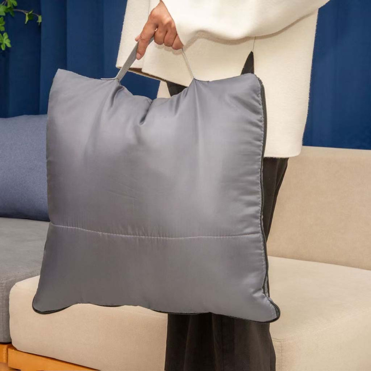 いつでもクッション、いざという時は寝袋に